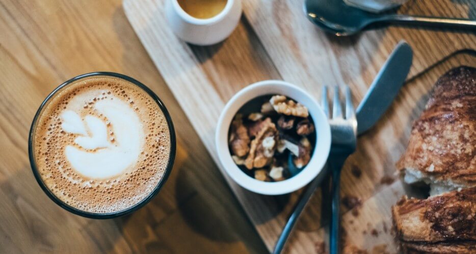 Por qué tomar café para desayunar