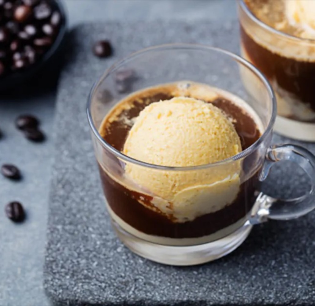 Taza de café con bola de helado